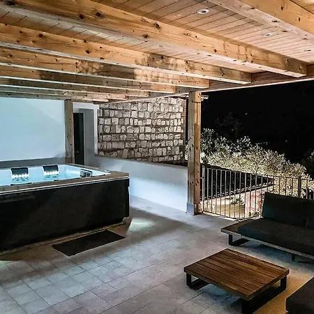 With Pool And Hot Tub Villa *